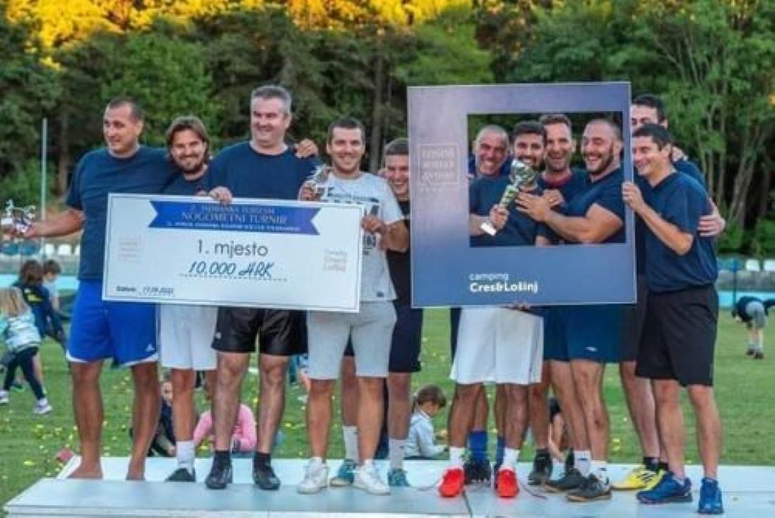 Lošinjski policajci donirali nagradu s malonogometnog turnira obitelji preminulog vatrogasca