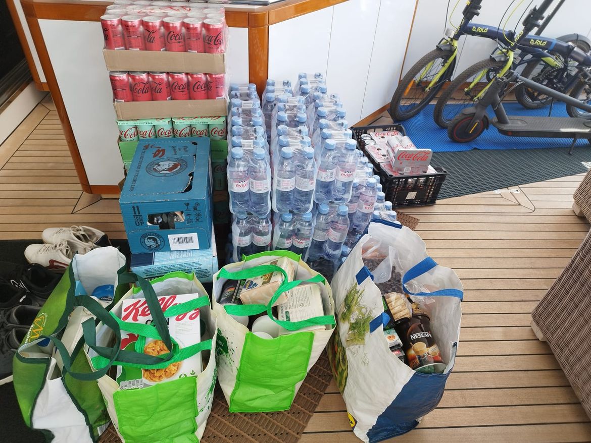 Posada broda Mirjana K. zatočenog u Grčkoj, napokon dobila nešto hrane i to od druge posade!