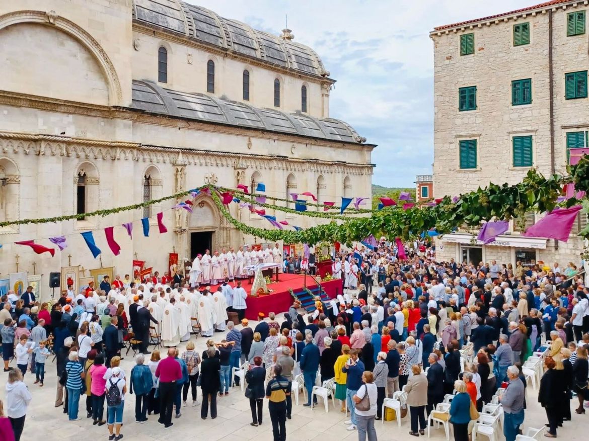 FOTO Svečano proslavljen blagdan sv. Mihovila, zaštitnika grada Šibenika i Šibenske biskupije