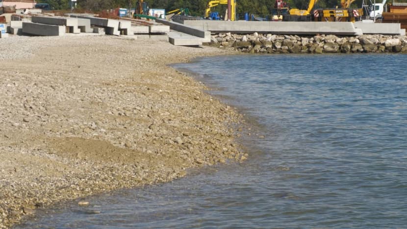 Bespravni graditelji radi uštede, plaže nasipavaju neodgovarajućim materijalima