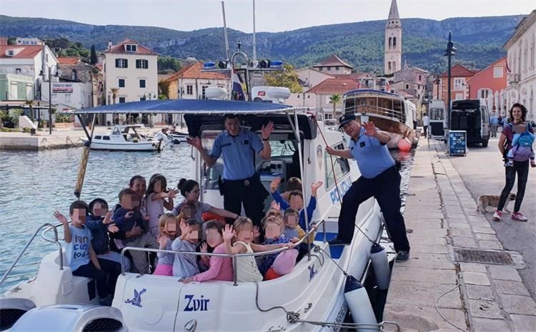 Povodom Dana policije, dječica iz vrtića u Jelsi i Hvaru posjetila policajce