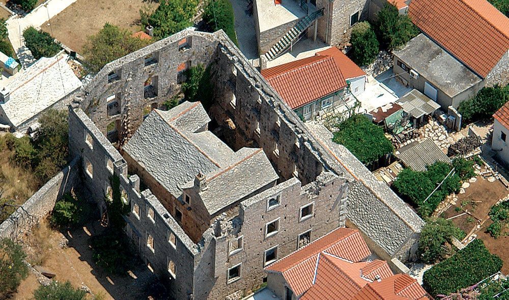 Neobična priča o kući u kući