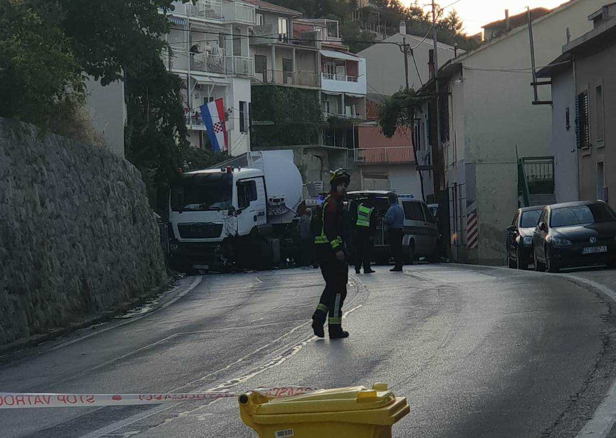 U sudaru kombija i cisterne na Jadranskoj magistrali poginula jedna osoba!