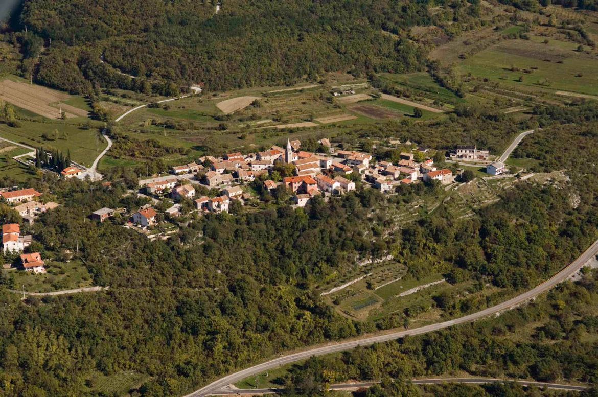 Migranti se iskrcavaju u Buzetu na putu prema Sloveniji - Građani u strahu