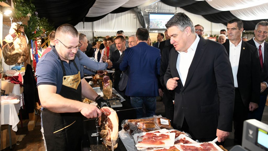 FOTO Milanović na Internacionalnom Sajmu pršuta u Tinjanu: "Premali smo da bi se zadovoljili prosječnošću, moramo biti nadprosječni"