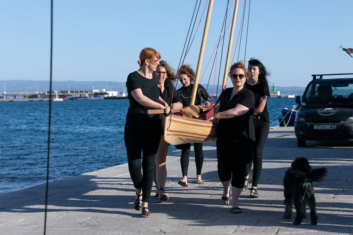 Umjetnost u čast heroinama, koje su unatoč predrasudama i zabranama, plovile morima, gradile brodove i istraživale morski svijet