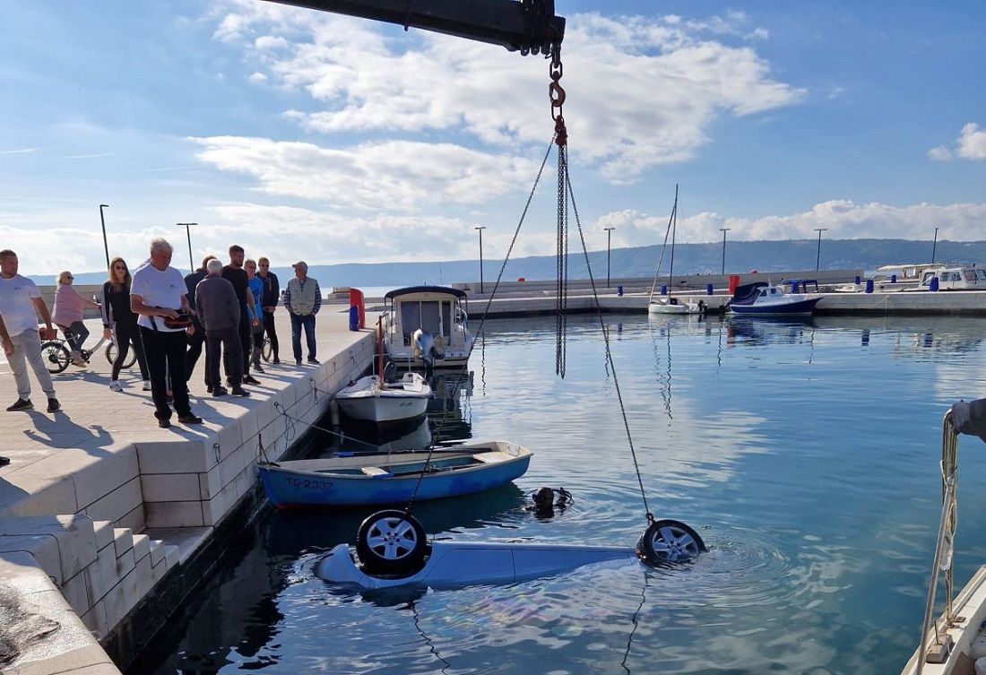 Golf uletio među brodice i zaronio u novoj kaštelanskoj luci