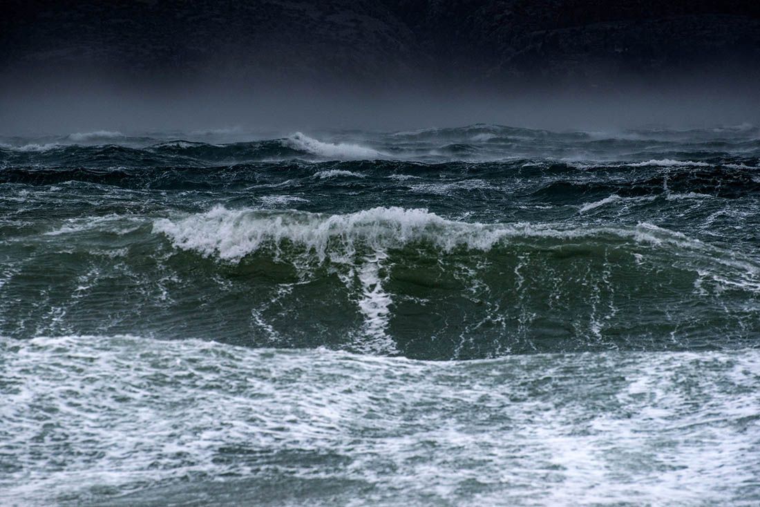 Ne plove katamarani, crveni meteoalarm pod Velebitom, zimski uvjeti na cestama