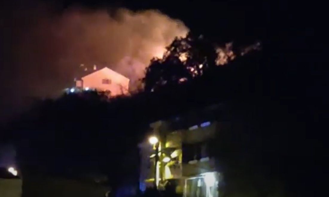 DRAMATIČNA NOĆ NA ISTOKU SPLITA Požar progutao hektar borove šume i niskog raslinja!