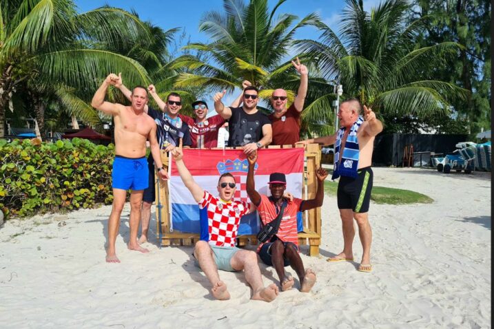 Hrvatski pomorci pobjedu na jučerašnjoj utakmici proslavili na plažama sunčanog Barbadosa