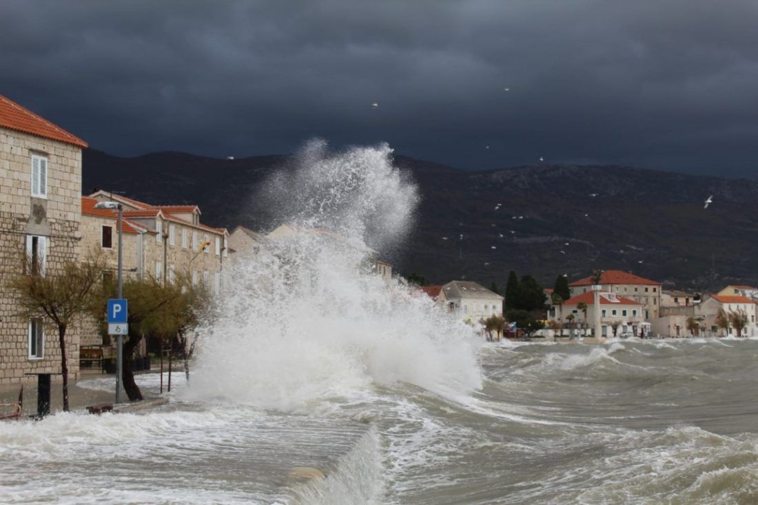 Jako jugo i kiša, otkazane i neke katamaranske, brodske i trajektne linije