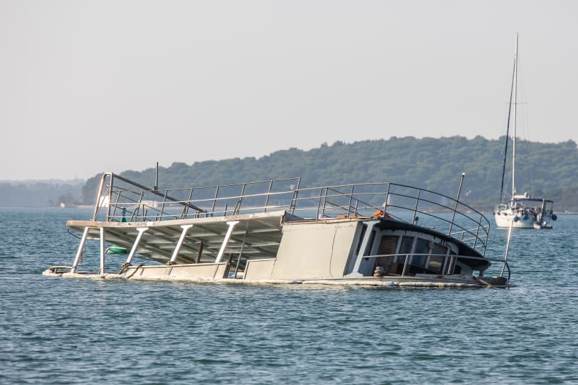 Ispred Medulina već dva tjedna tone brod - Vlasnik: "Nisam našao službu za podvodne radove"
