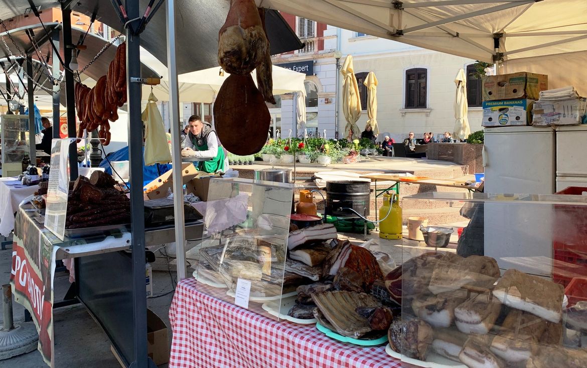 FOTO Martinje u Istri - Slavonske delicije krasile tržnicu u Puli