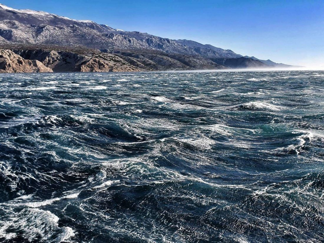 Olujna bura, ne plove katamarani, zatvorena Dalmatina