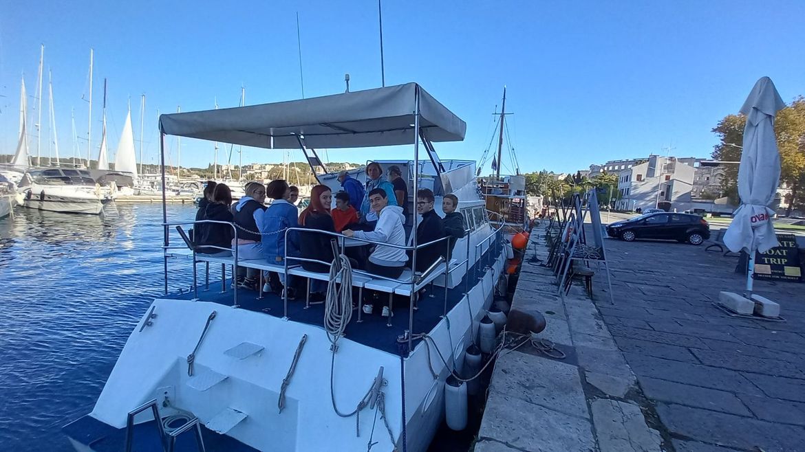 Vođene ture brodicom u sklopu projekta "STEM udruga za popularni STEM" za srednjoškolce s područja Istarske županije