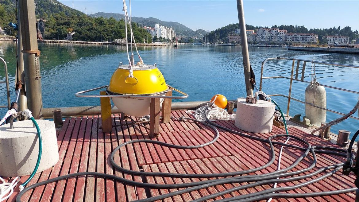 Hidrografski institut postavio valografsku plutaču u akvatoriju grada Ploča