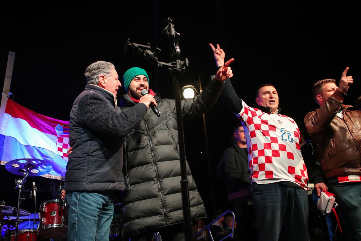 Novigrad bakljadom dočekao Gvardiola, Perišić u Omišu: "Slijedite svoje snove"