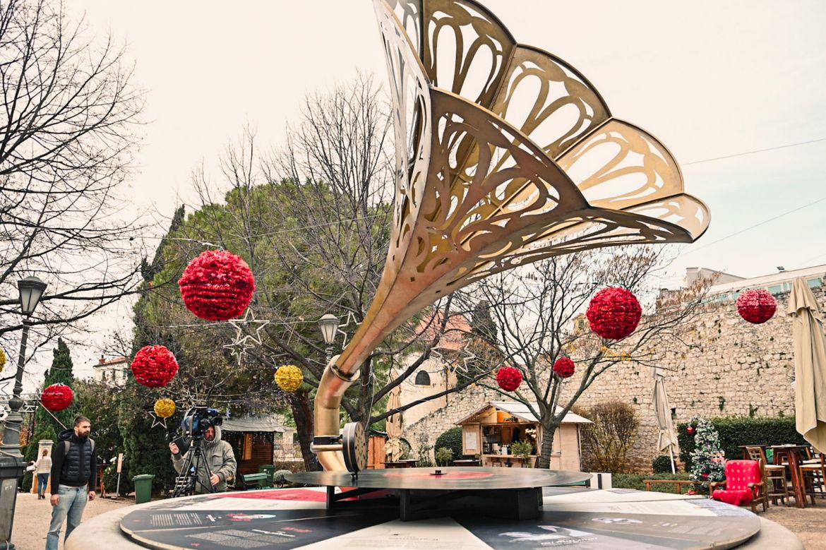 FOTO Šibenčani postavili gramofon visok pet metara i težak pola tone, kao posvetu svjetski poznatoj Šibenčanki