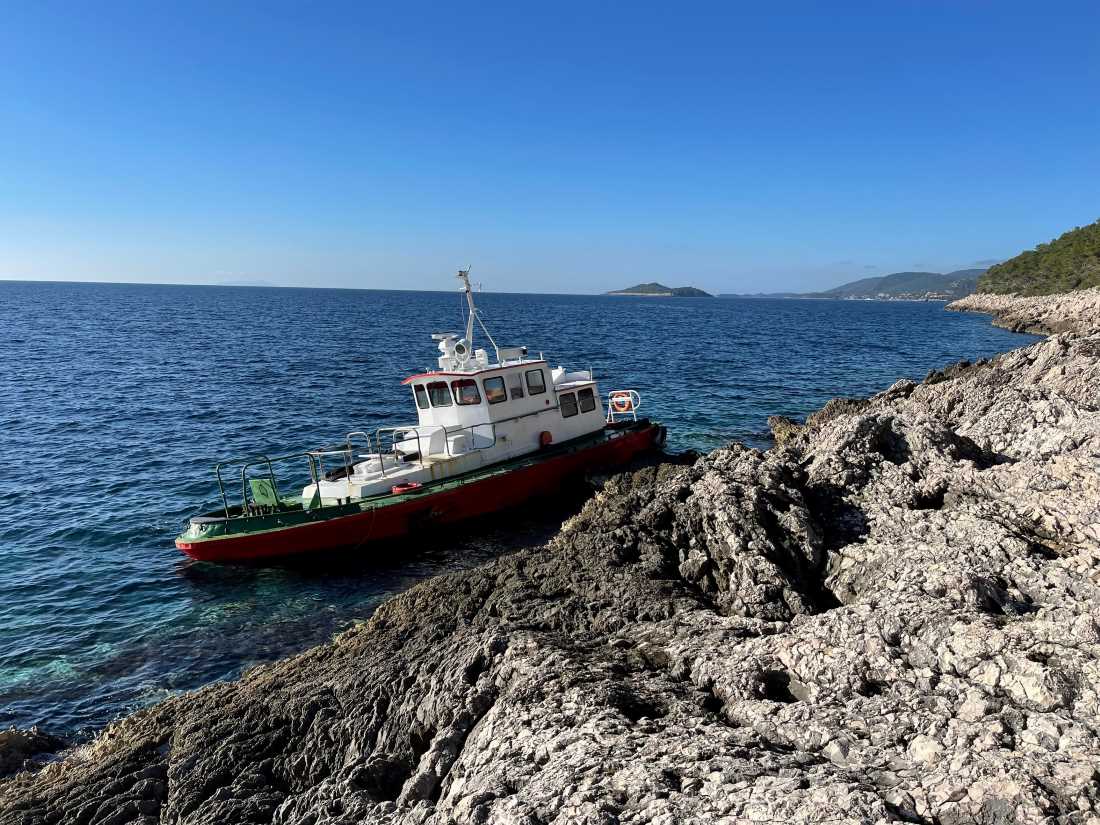 FOTO Objavljeni detalji broda, nasukanog na otoku Korčuli: "Još u Grčkoj mu se izgubio svaki trag!"