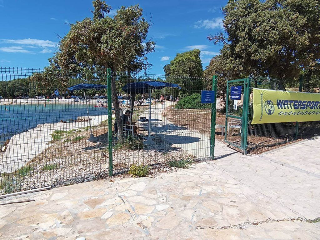 Zadarski SDP: "Upravo je HDZ u Zadarskoj županiji dao pravo ograđivanja sedam plaža!"