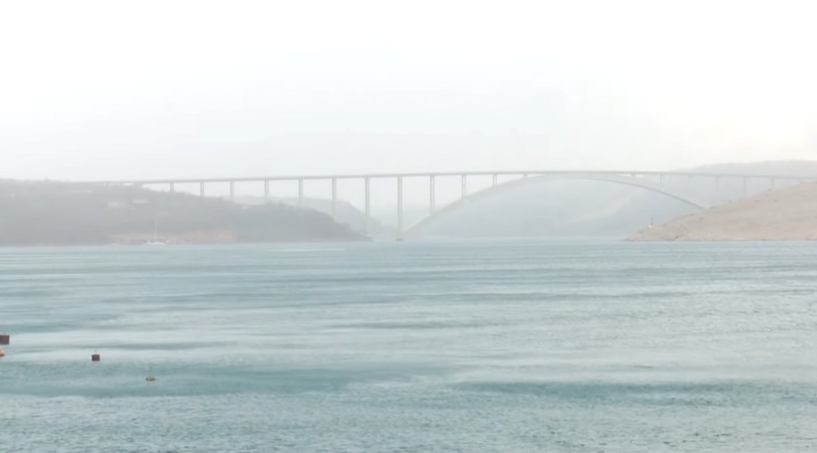 VIDEO: Burni Kvarner - na Krčkom mostu zabilježen udar od 188 km na sat!