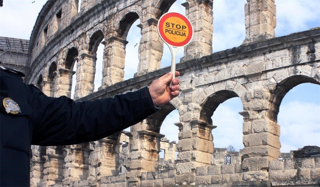 Pronašli 49 grama marihuane, 74 tablete ecstasyja i 9 grama 'speeda'