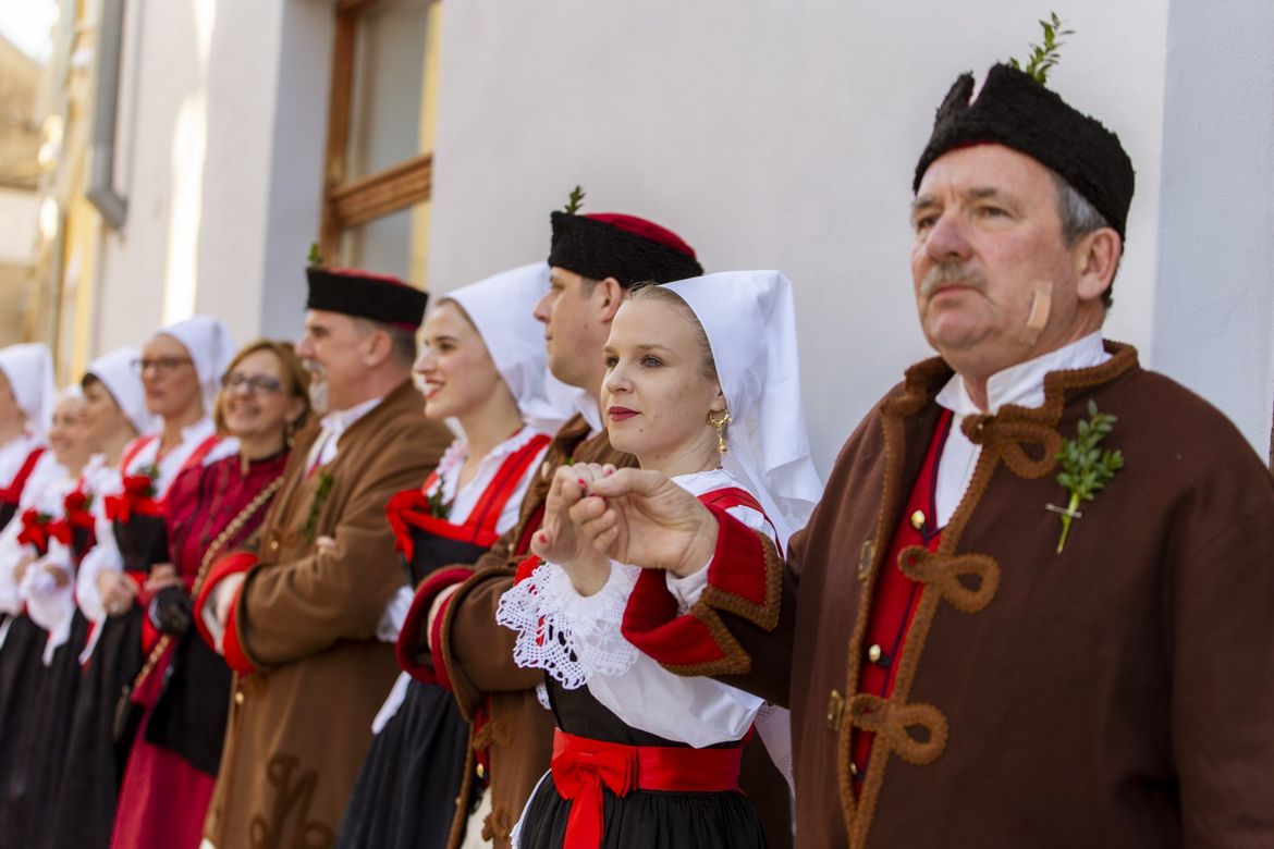 Novljanski mesopusni običaji - narodno kolo i uskočke nošnje
