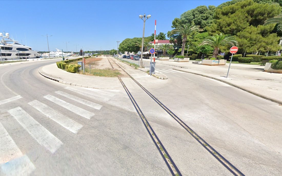 Na pulskoj rivi vlak naletio na kombi