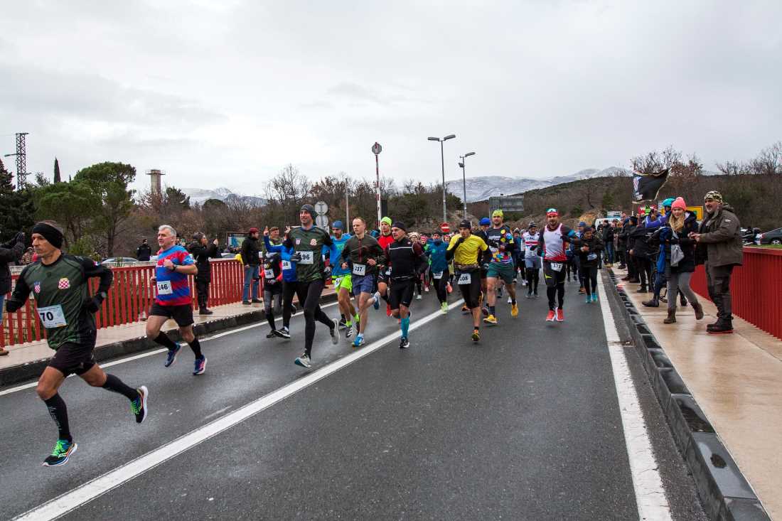 DA SE NE ZABORAVI Prkosili (ne)vremenu u polumaratonu Maslenica-Novigrad