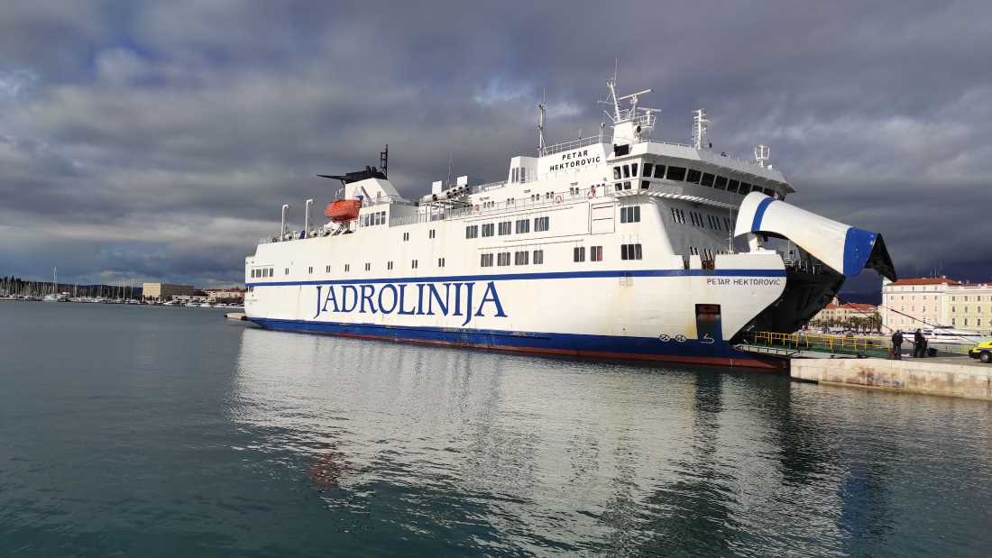Bura otežava promet, trajekt prema Ubli, Veloj Luci i Hvaru ne plovi zbog tehničkih problema