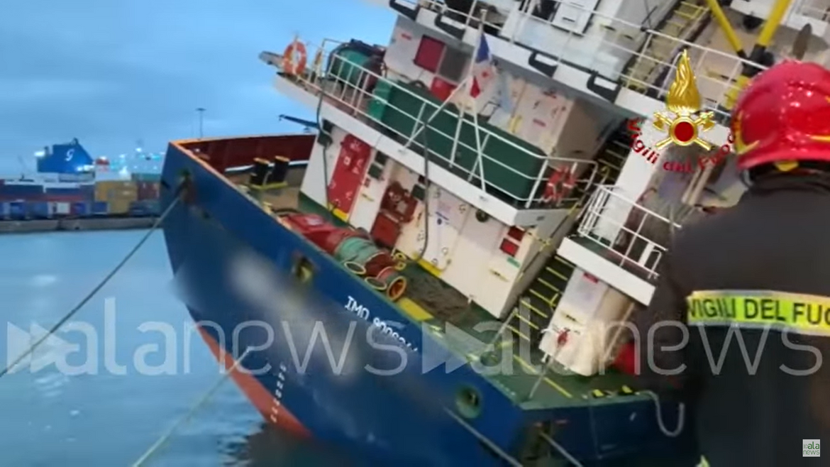 VIDEO: U talijanskoj luci umalo se prevrnuo teretni brod