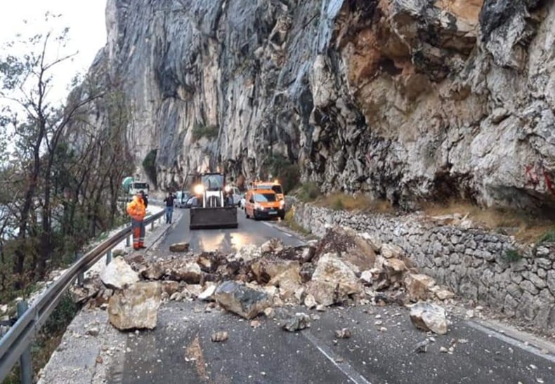 Kamene gromade pale na cestu Omiš - Radmanove mlinice