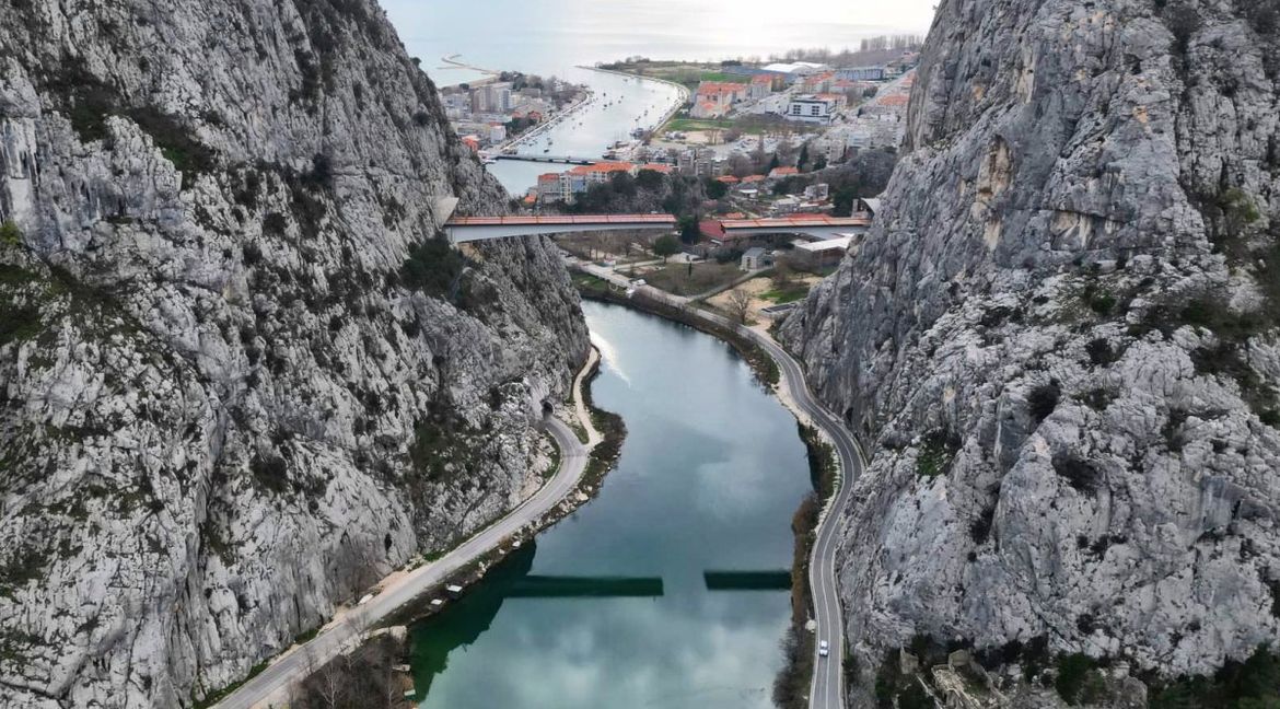 FOTO Pogledajte kako iz zraka izgleda gotovo spojen most iznad Cetine