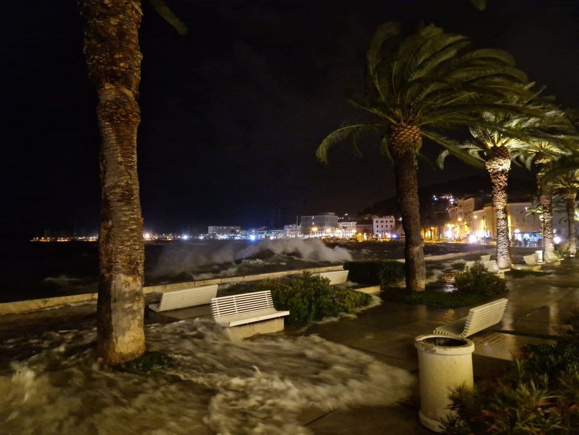 MORE SE DIGLO 70 CM Preplavljene rive, silovito nevrijeme na Jadranu!