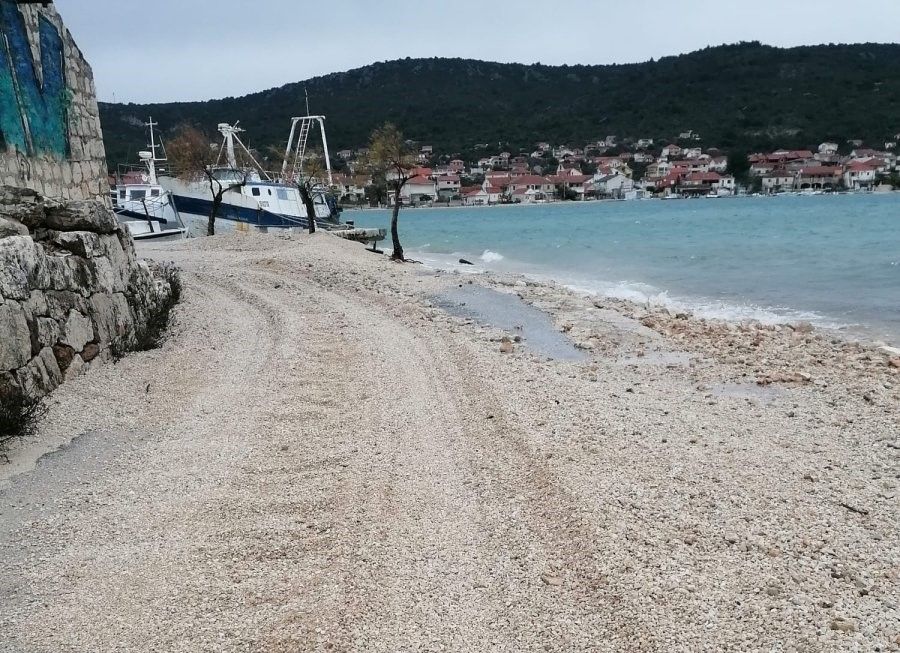 Stanovnici ne mogu iz Vinišća: "Jugo je izbacilo sav šljunak s plaže na cestu"