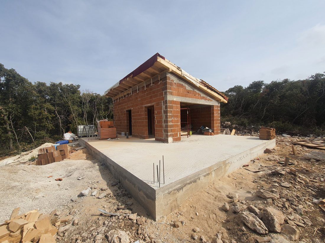 Kreće rušenje bespravnih objekata na hrvatskoj obali!