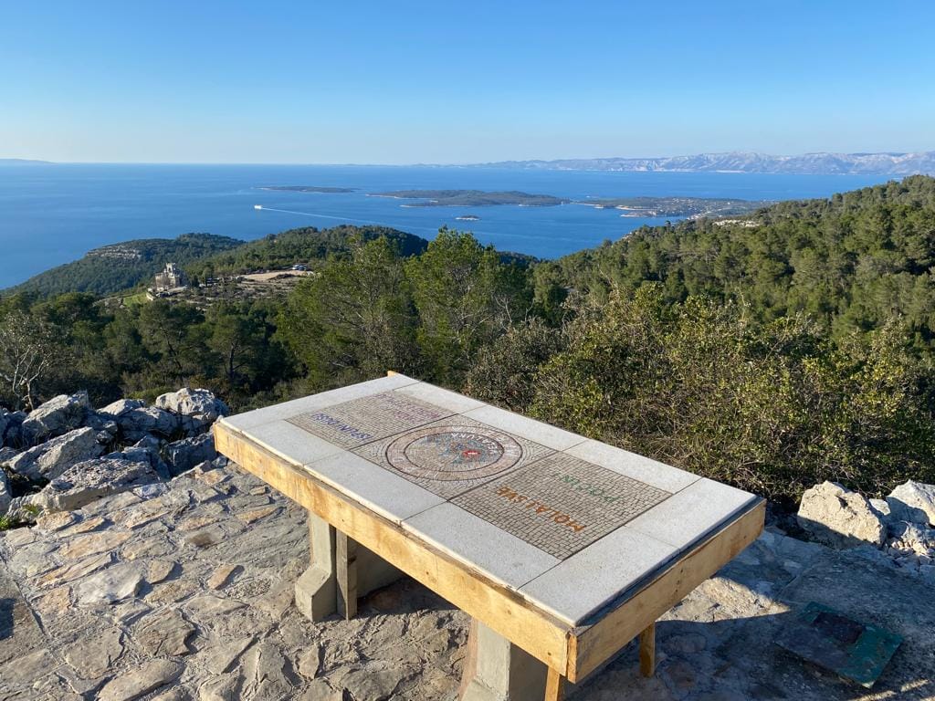 FOTO Kamen s mozaicima postavljen na jednom od najljepših vidikovaca u Hrvatskoj