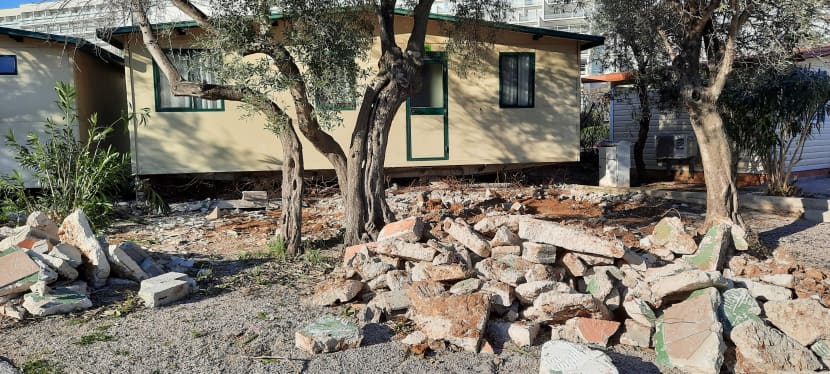 U autokampu u Rapcu ruše se dugotrajni betonski zidovi i terase