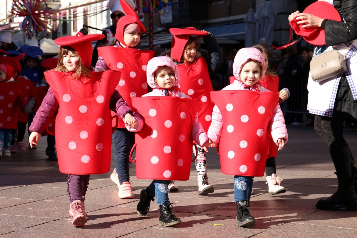 FOTO Suncem obasjanim riječkim Korzom prošetale šarene maškarice