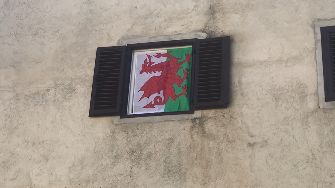 VIDEO Navijači Walesa izvjesili velšku zastavu u Splitu