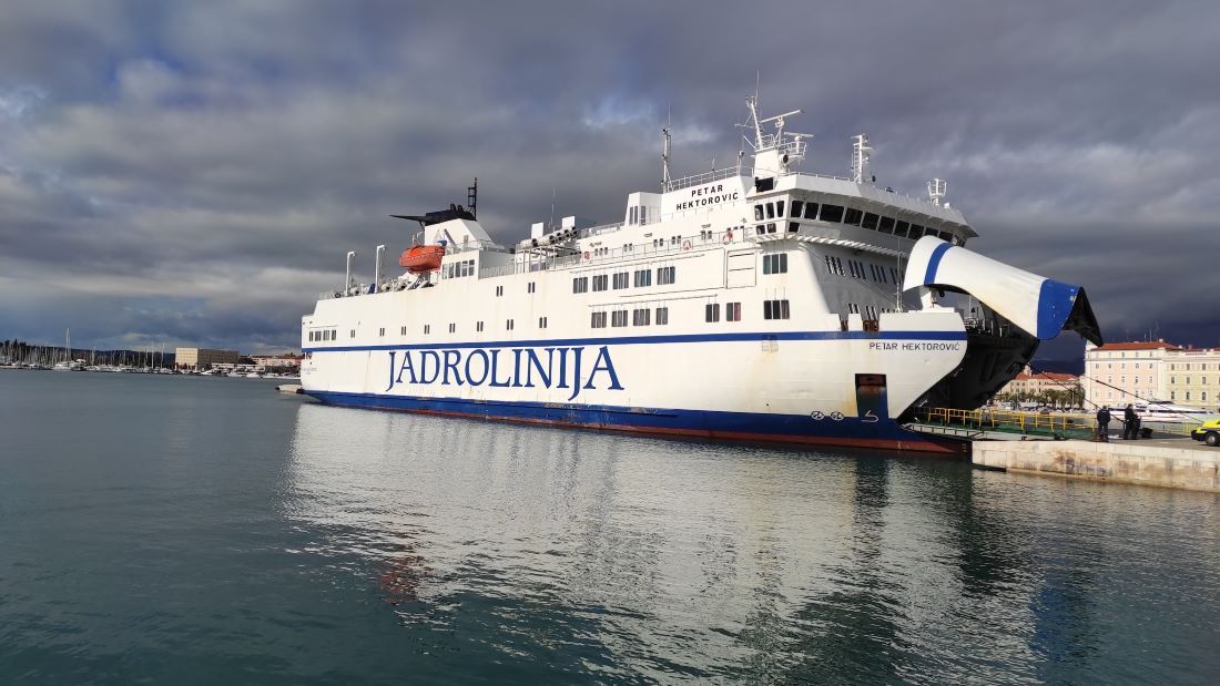 Hvaranima prekipjelo - Od Vlade traže stalnu liniju iz Splita, trajektnu ili katamaransku, svejedno