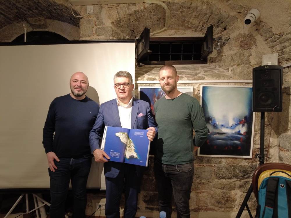 LEGENDE SVJETLA - U Kotoru predstavljena monografija i dokumentarni film o hrvatskim svjetionicima i svjetioničarima