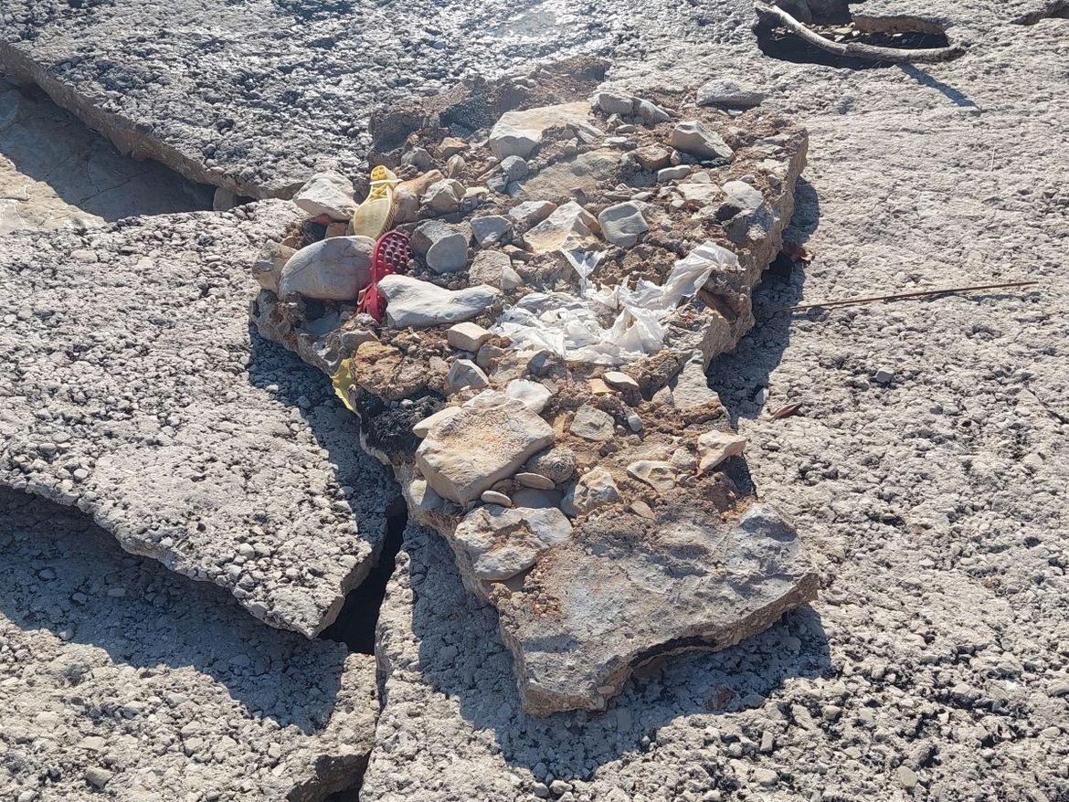 More u Poreču izbacilo na plažu komad betona u kojem su bile sandale iz 80-ih