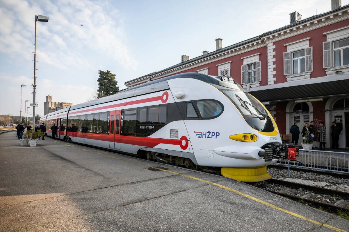 FOTO S pulskog kolodvora u promet pušten novi dizel-električni motorni vlak - Prvi se provozali političari
