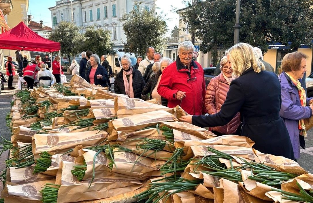 Otkupili proizvode od OPG-ova i Uskršnje poklon pakete podijelili građanima