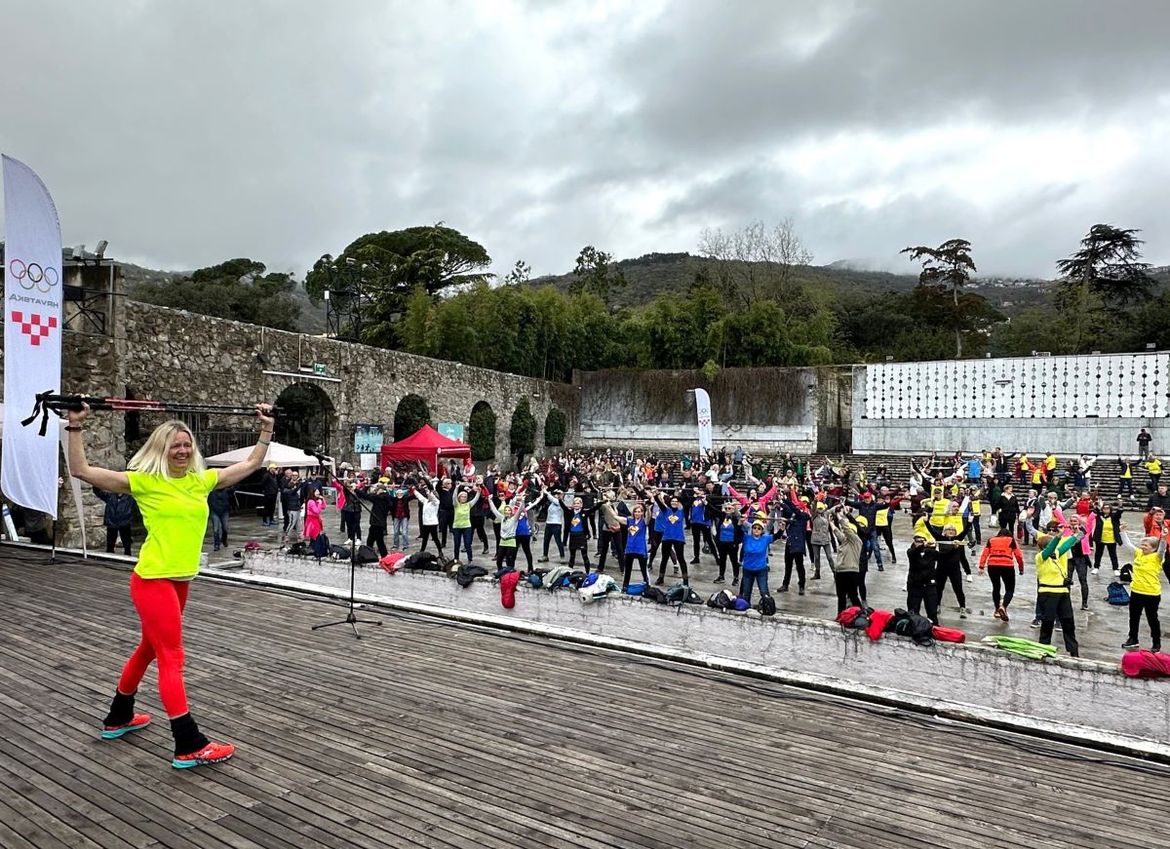 Više od 1200 hodača jučer u Opatiji bez obzira na kišu