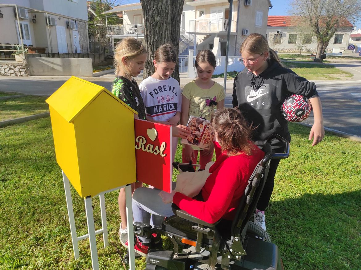 Vrijedne ruke udruge Aurora izradile kućicu za knjige djeci u Raslini