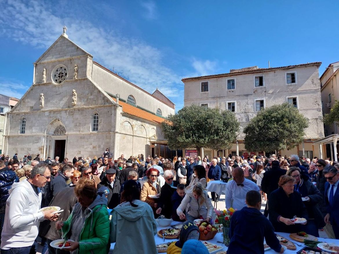 FOTO Sunce izmamilo brojne građana na bogat uskršnji doručak u Pagu