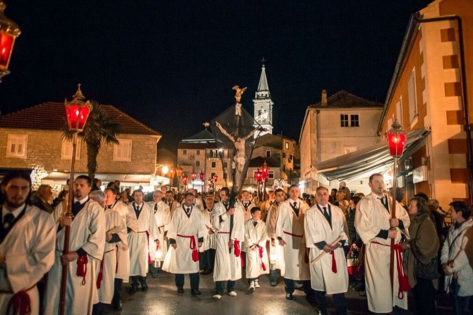 ZA KRIŽEN Na Veliki četvrtak u 22 sata iz šest župnih crkava na Hvaru krenule su procesije