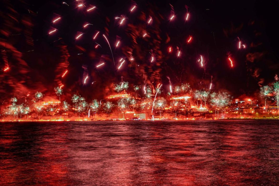 Navijačka proslava u Šibeniku i šutnja policije - 6 požara, izgorio automobil, bengalke završile u šumi i moru - Vatrogasci: "Organizacija je bila neozbiljna!"